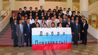 Visitors to Soka University in 2007