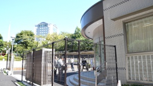 創価大学栄光門バス停横に設置。建築面積は127.65㎡