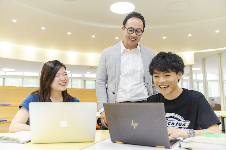 GLCの学生を励ます宮地さん