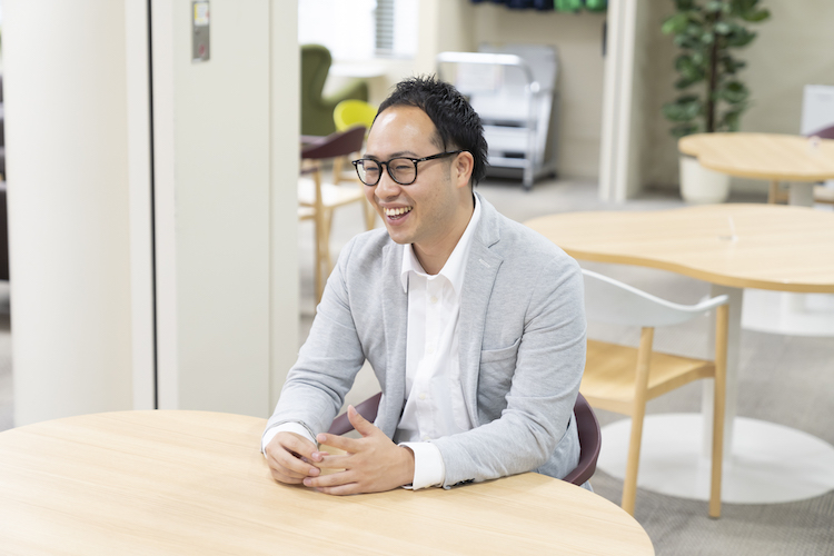 亡き母への思いを笑顔で語る宮地さん