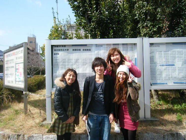 兄妹そろっての大学合格がわかり家族全員で歓喜した瞬間!