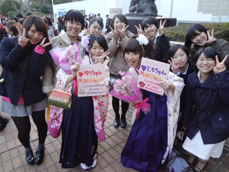 卒業式当日には、寮の後輩がお祝いに駆け付けてくれた