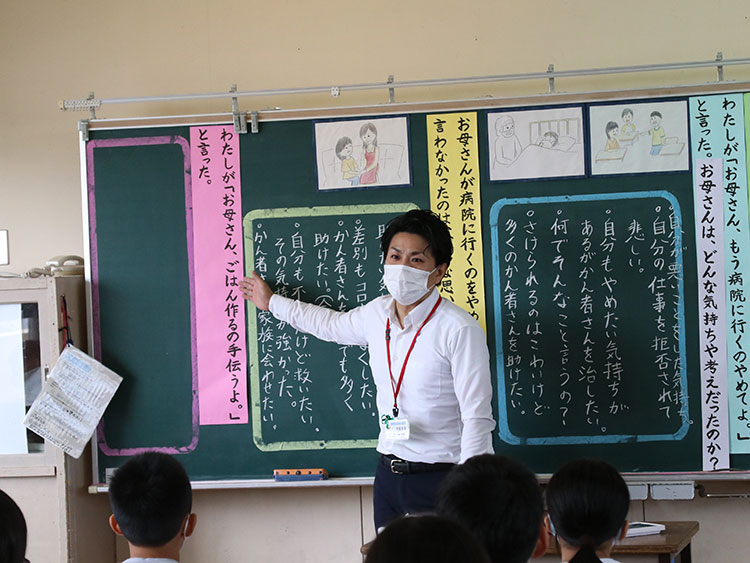 作成した教材をもとに授業を進める様子