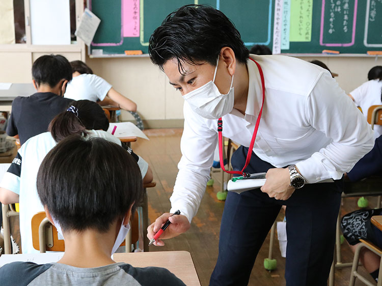 真剣に授業を受ける児童の様子