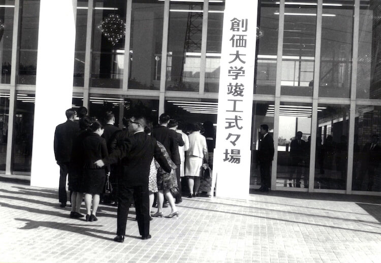 式場に向かう来賓（文系Ａ棟）