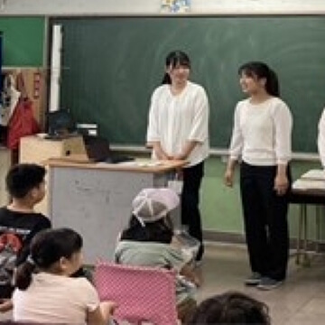 小学校への留学生派遣 文化交流の様子