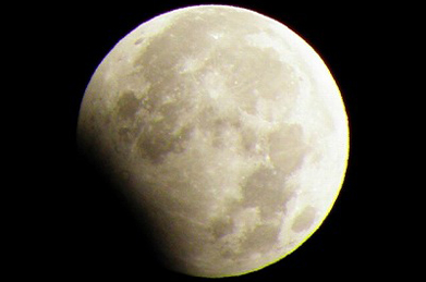 新たな出会いといえば、1月1日の未明には日本史上初となる元日の月食が見られました。 食の最大は午前4時22分。西の夜空に少しだけ欠けた満月を観測することが出来ました。