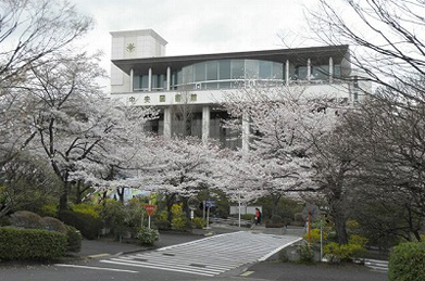 「中央図書館」は、「池田記念講堂」の隣に位置しています。