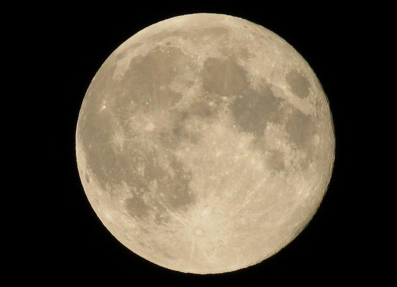 この日の満月はスーパームーン。地球と月の距離が近いため、普段より大きく見えます。