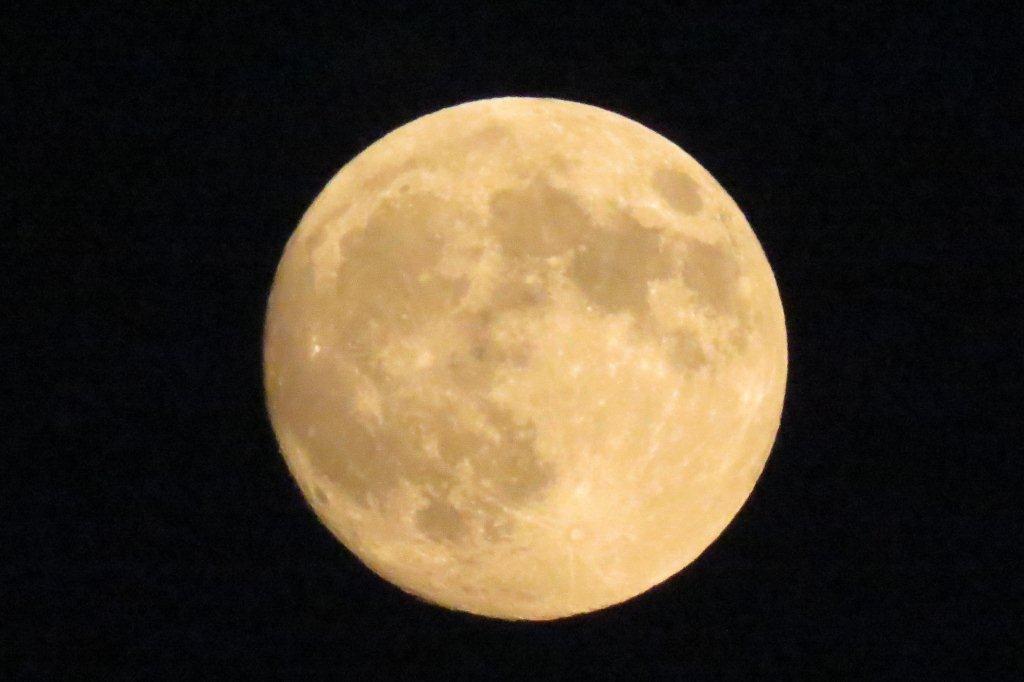 写真は27日の月ですが、28日の満月はスーパームーン。楕円形の軌道を描いて地球の周囲を回っている月が、最も地球に近づくときの満月を言います。