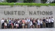 タイバンコクの国連アジア太平洋本部前での集合写真