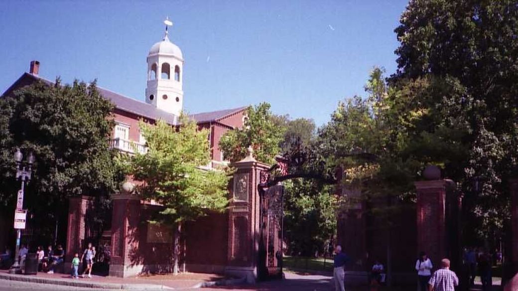 ハーバード大学正門