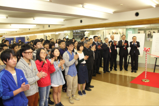 中国大使館ら多くの来賓をはじめ、学生、教職員ら約140人が出席