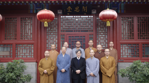  講演後、北京仏教文化研究所の法師たちと