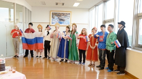 本学学生が歓迎のロシア民族舞踊を