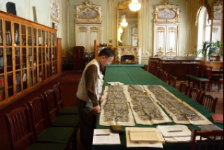 ペテルブルク、東洋写本研究所にて、突厥碑文の拓本を精査（2010年）