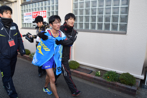 走り終わり、松宮さんに支えられる山口選手