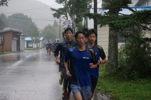 雨の日も、風の日も走り続ける山口選手