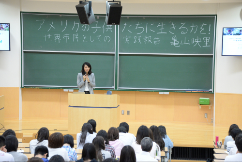 文学部の「人間学」の授業で学生に語りかける亀山さん