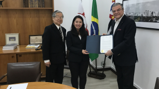 サンパウロの交際局長に大阪市長の親善書贈呈