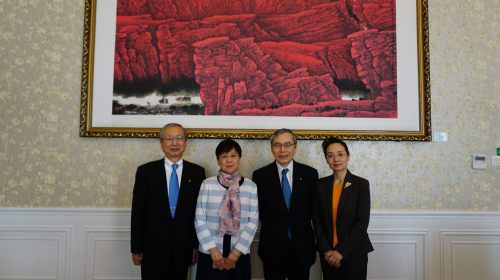 中国人民対外友好協会の李小林会長と（写真、左から2番目）