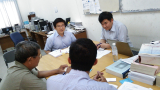 カンボジアで教師用指導書の内容の打ち合わせ