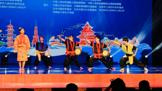北京大学の百周年記念講堂で演技