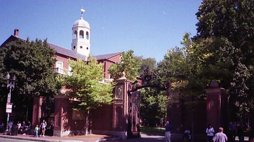 ハーバード大学正門