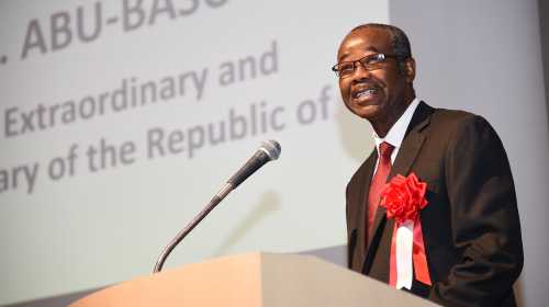 ジンバブエ共和国のタイタス・Ｍ・Ｊ・アブーバスツ駐日大使