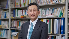 教育学部長　関田一彦の写真