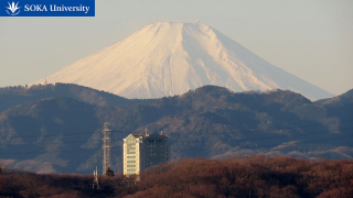 本部棟と富士山