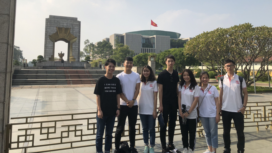 ベトナム留学中の現地の学生達との写真（左から2番目が西家さん）