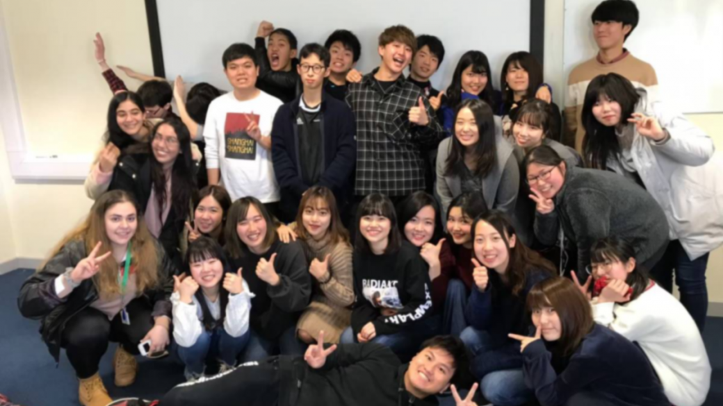 Japan Societyの学生と共に。（最後列右から3番目が前島さん）