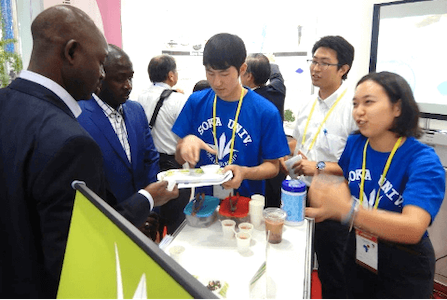 Providing tasting products including spirulina at the 7th TICAD (Tokyo International Conference on African Development) held on August 28-30, 2019 (part of the student program of PLANE3T, a joint research project with Ethiopia that the university has been conducting since 2016)