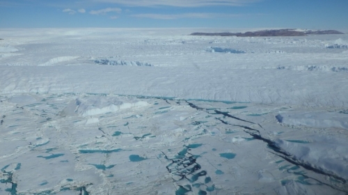 指導教員の黒沢教授が南極観測隊（2012-2013年）に参加した際の写真。全面結氷した南極海。右奥は南極大陸の露岩地帯