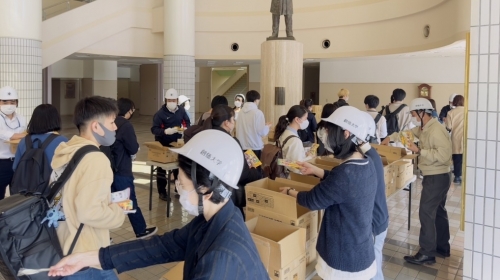 避難後、池田記念講堂で非常食とパン・ジュースを配布