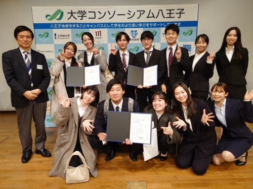 チーム「TSUNAGU」と各賞を受賞した中山ゼミのメンバーと
