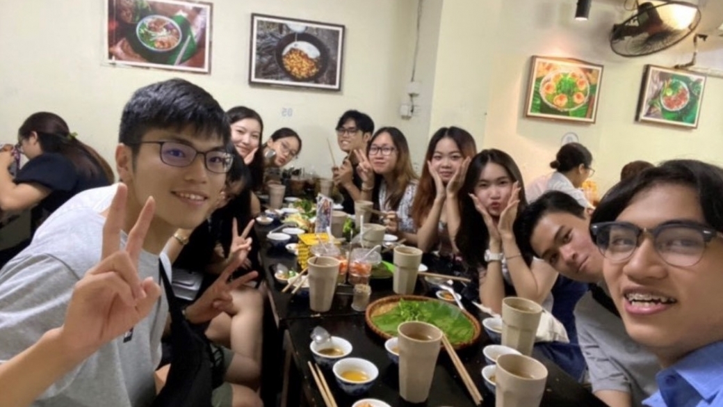 ベトナムの友人と夜ご飯を食べに行った際の写真