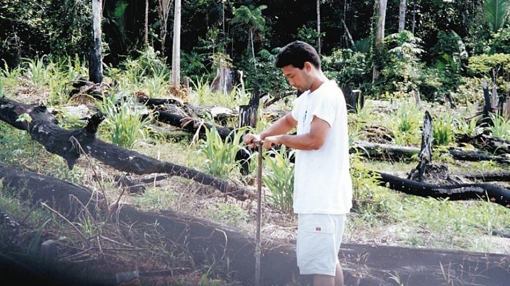 アマゾン熱帯林の中で土壌サンプルを採取する様子