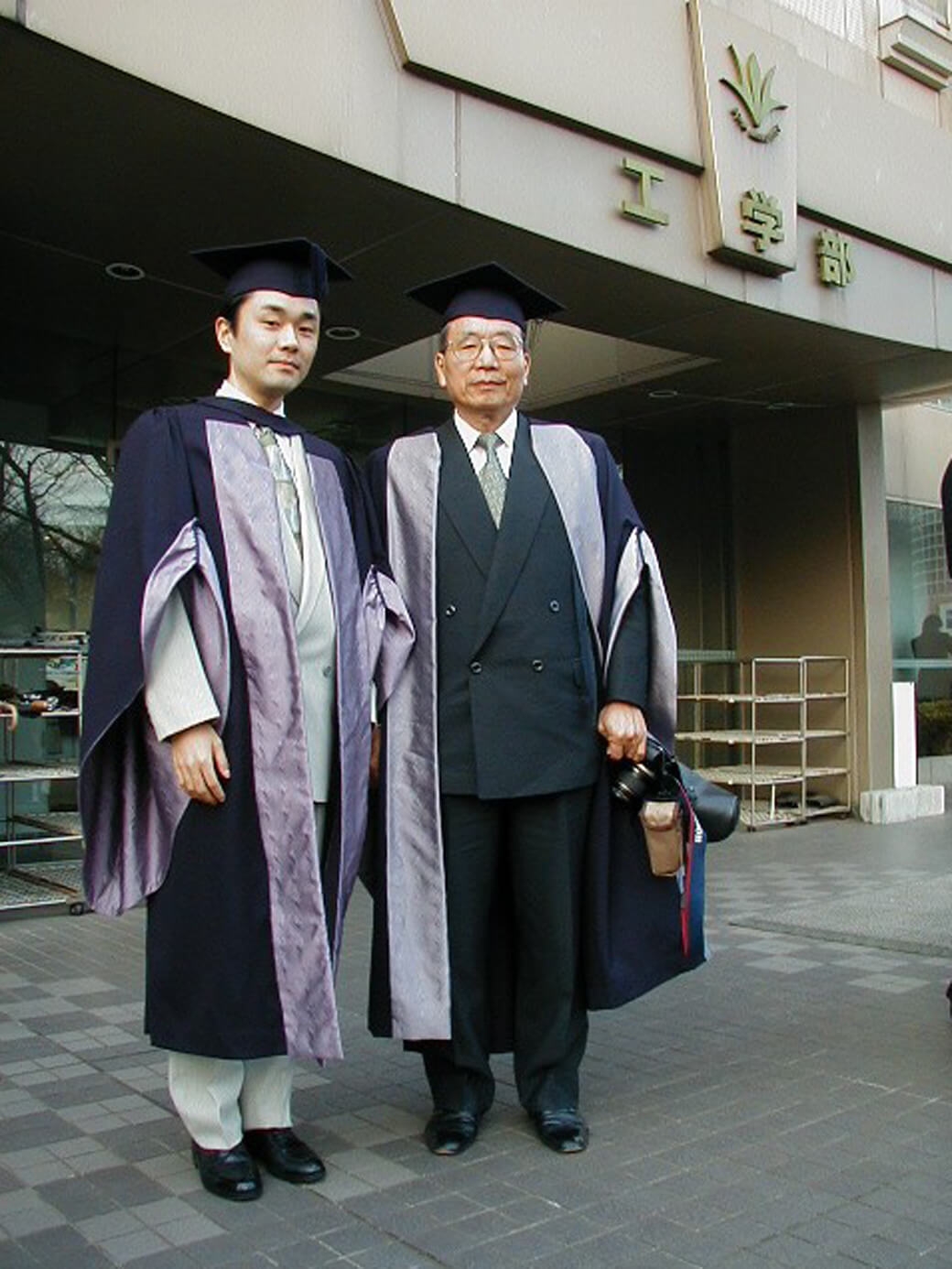 博士号取得の卒業式（2001年）にて、恩師との一枚