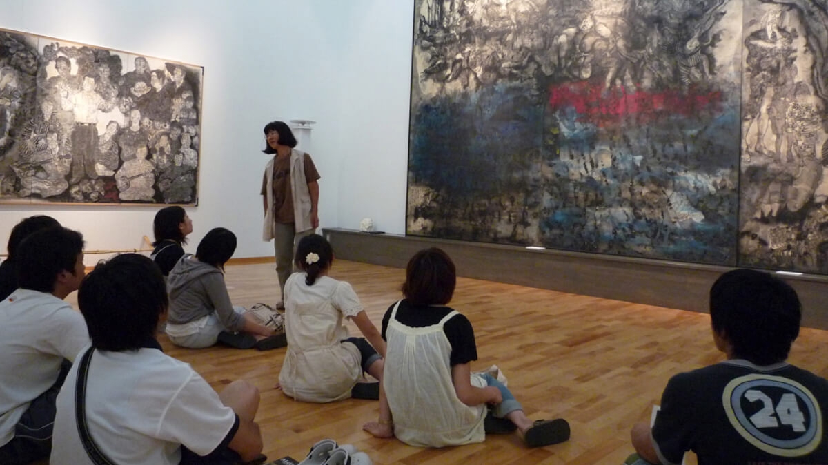 沖縄での研究合宿にて、佐喜眞美術館で作品についての解説を聞く学生