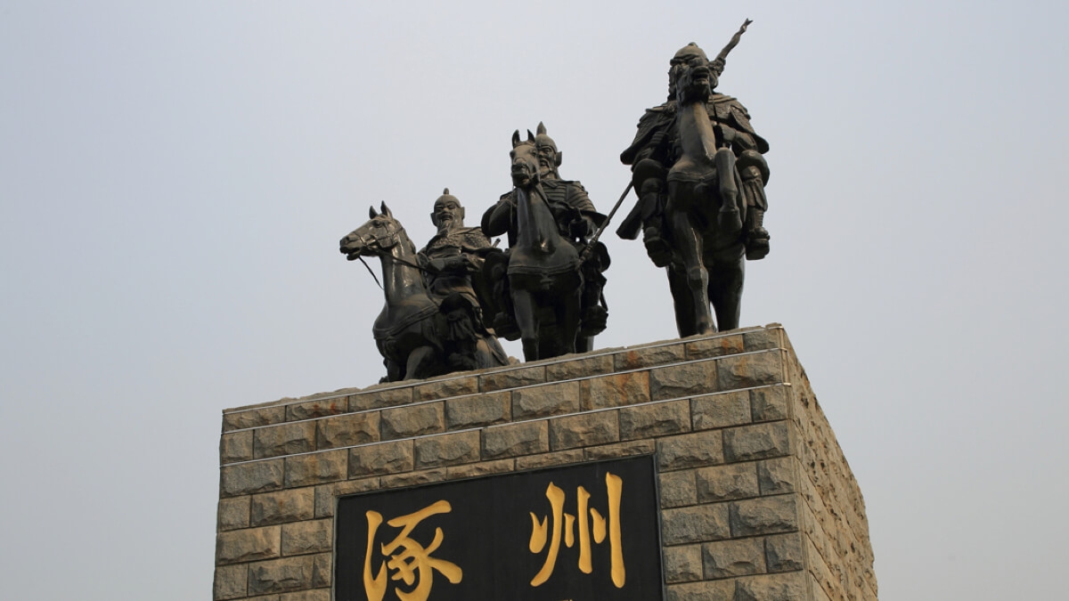 中国・三義広場に設置されている劉備、関羽、張飛の像。三国志は現在でも様々な作品のモチーフになっている