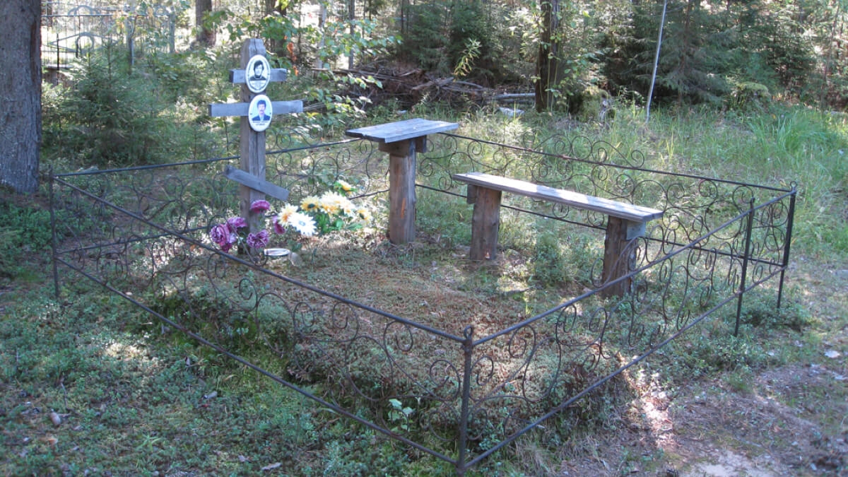 墓参りや追善供養の際は故人を偲んで食事をするため、ロシアの墓地にはテーブルとベンチ（椅子）が設けられている。フィールド調査で訪れたロシア北部アルハンゲリスク州の村にて。（2015年、撮影：中堀正洋）