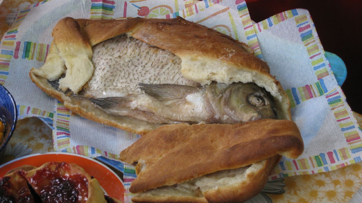 40 センチほどの魚を丸ごと包んで焼いたピローグ（パイ）。フィールド調査で訪れたロシア北部アルハンゲリスク州の村にて。（2015年、撮影：中堀正洋）