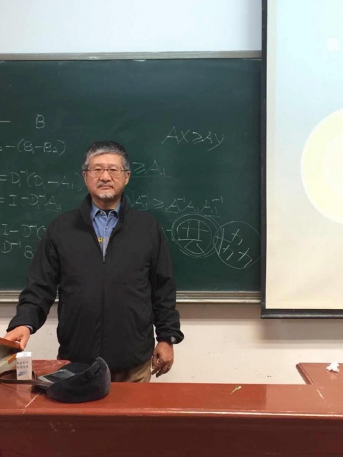 武漢大学で中国人学生に国際関係論の講義をしている様子
